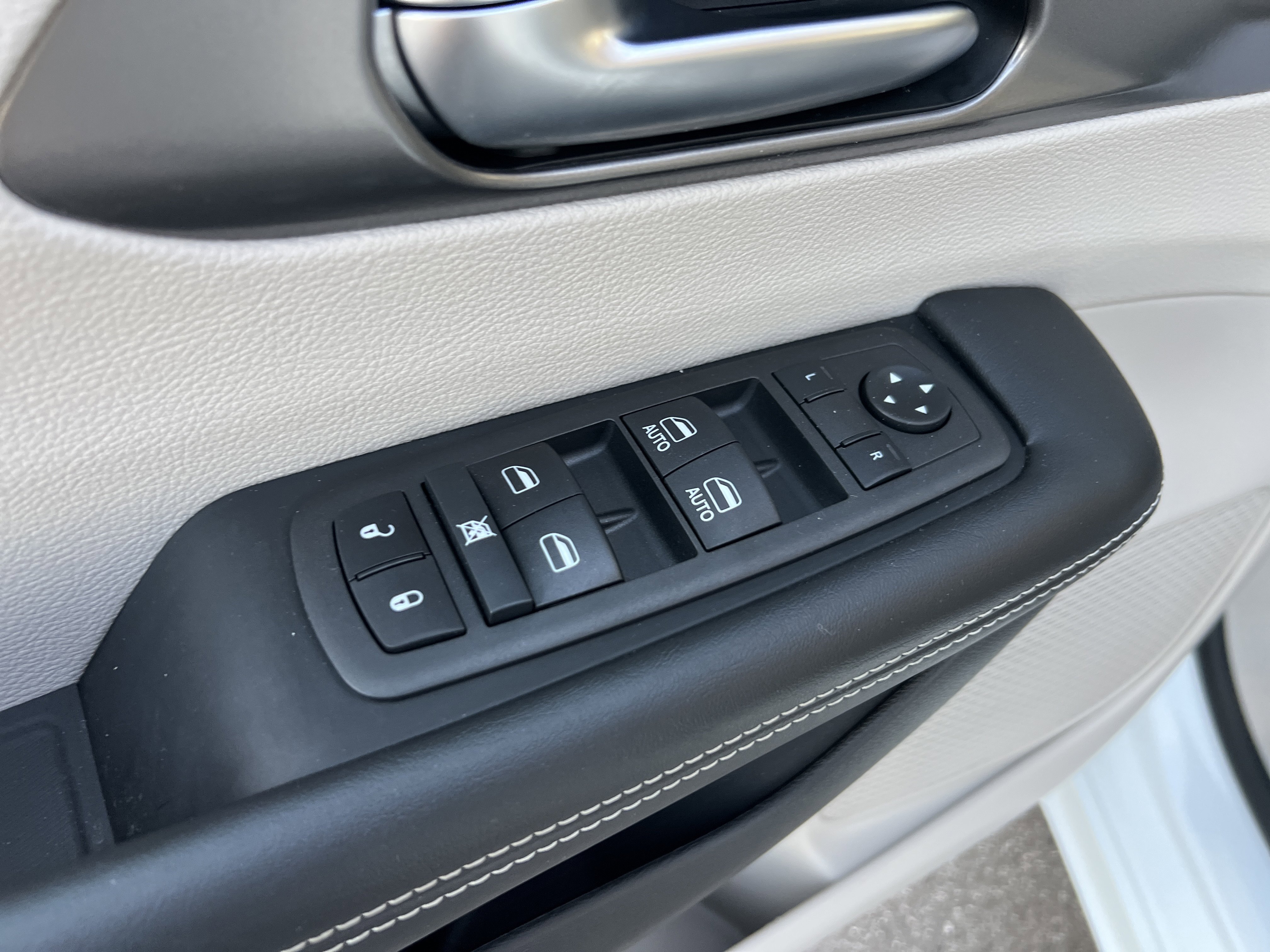 Used 2021 Chrysler Pacifica Touring-L image 14