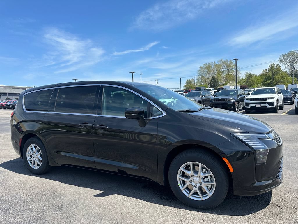 New 2027 Chrysler Pacifica Select FWD image 1