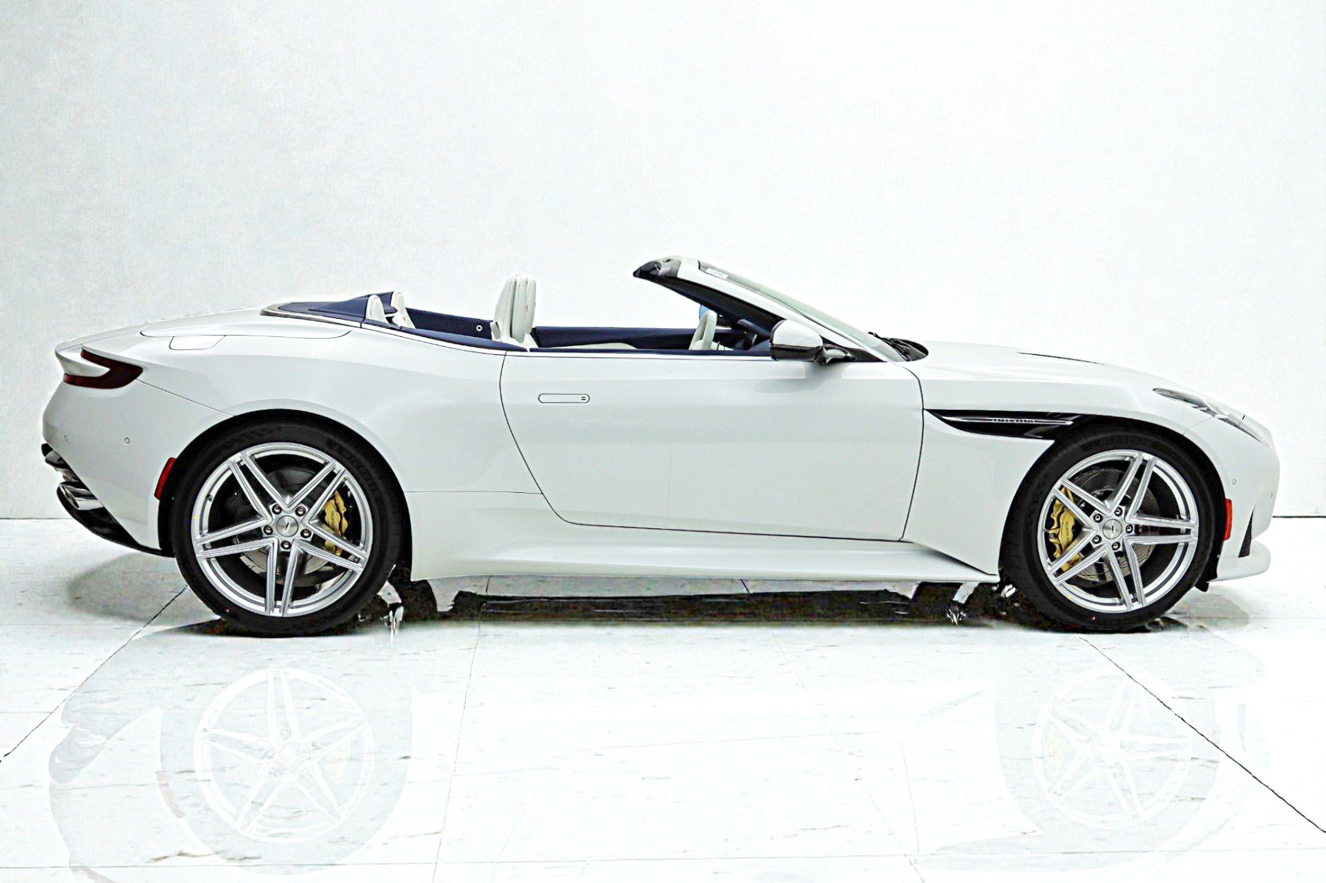 Used 2026 Aston Martin DB12 Convertible RWD image 21