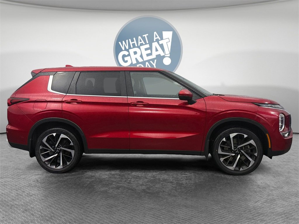 Used 2024 Mitsubishi Outlander SE image 2