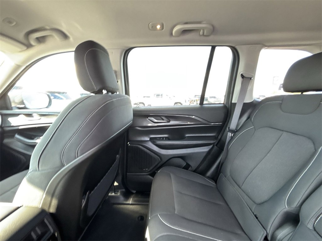 Used 2023 Jeep Grand Cherokee Laredo image 12