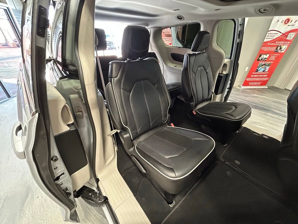 Used 2023 Chrysler Pacifica Limited image 9