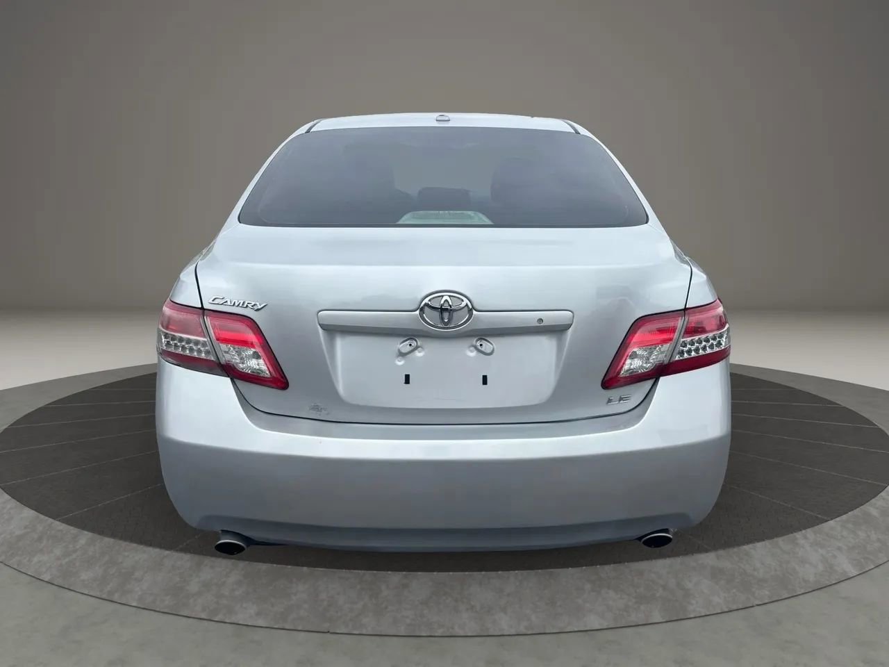 Used 2010 Toyota Camry LE image 4