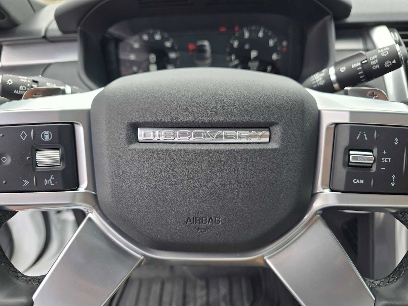 Used 2025 Land Rover Discovery Dynamic SE AWD/4WD image 27