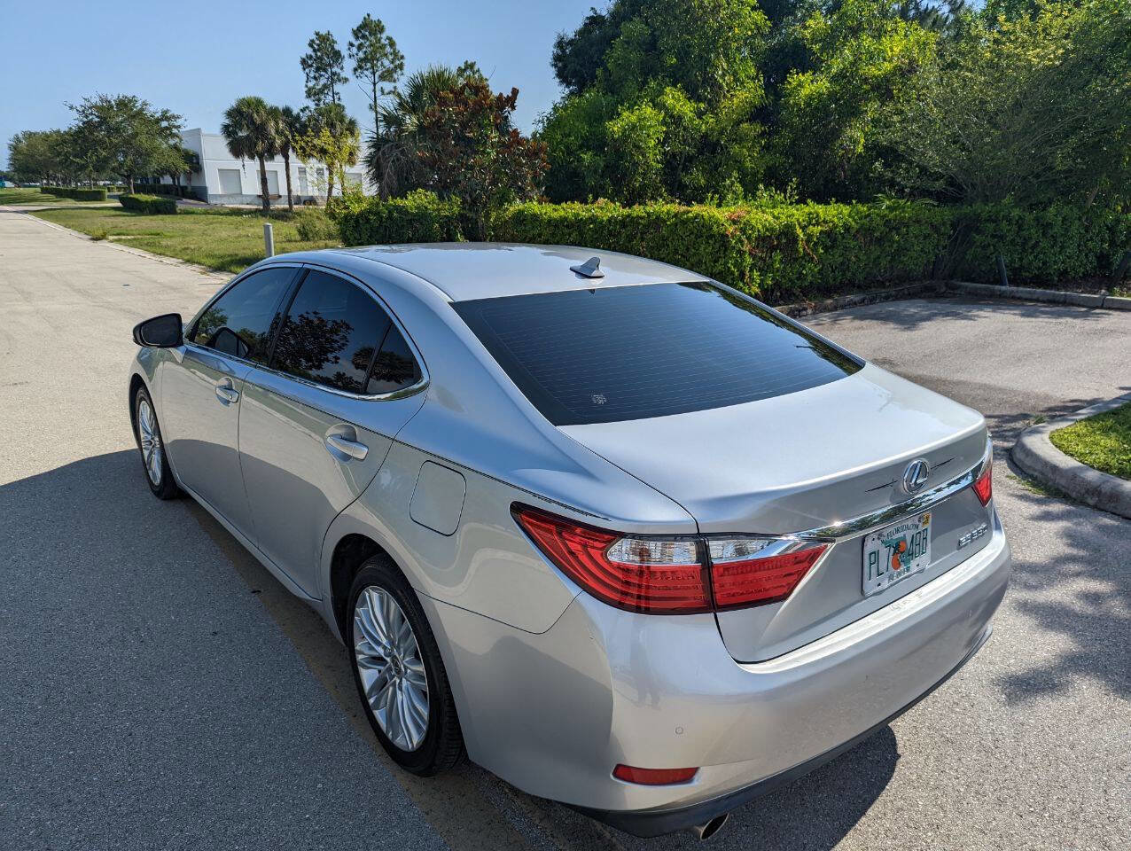 Used 2014 Lexus ES 350 Base 4dr Sedan w/ Luxury Package image 4