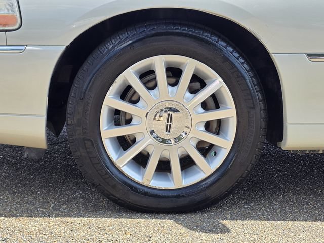 Used 2006 Lincoln Town Car Signature RWD image 28
