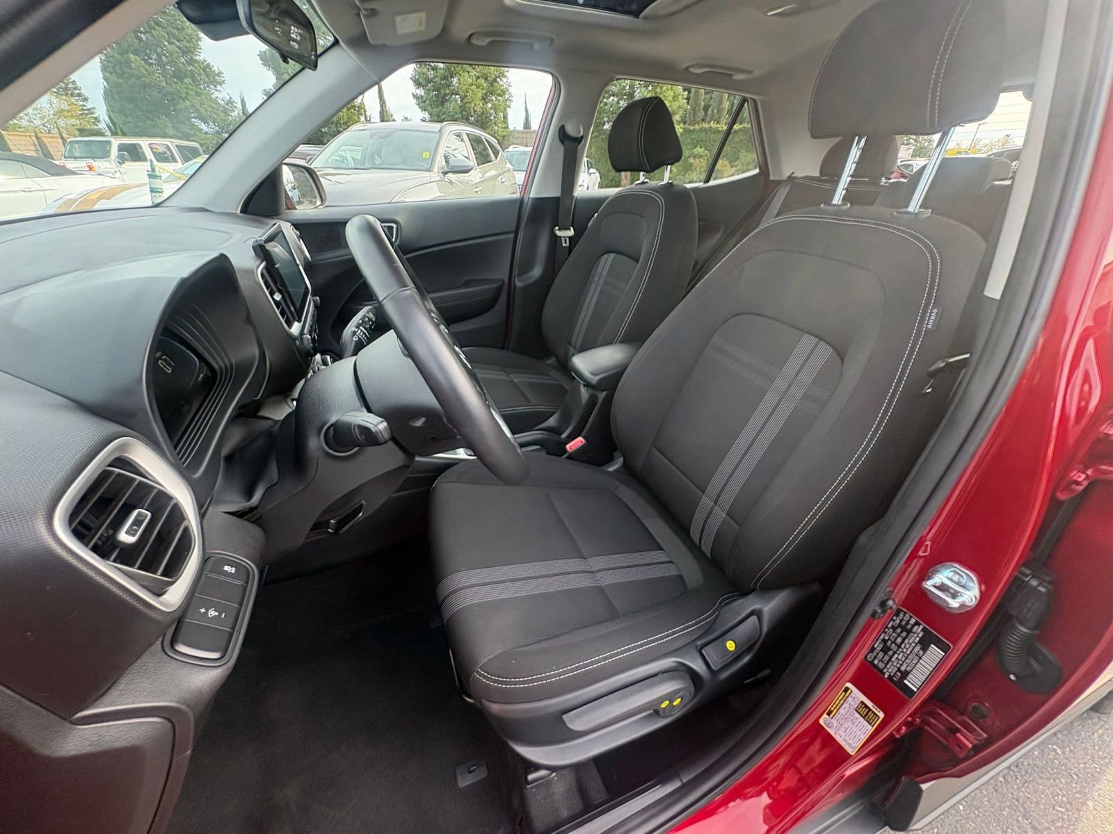 Used 2025 Hyundai Venue SEL image 36