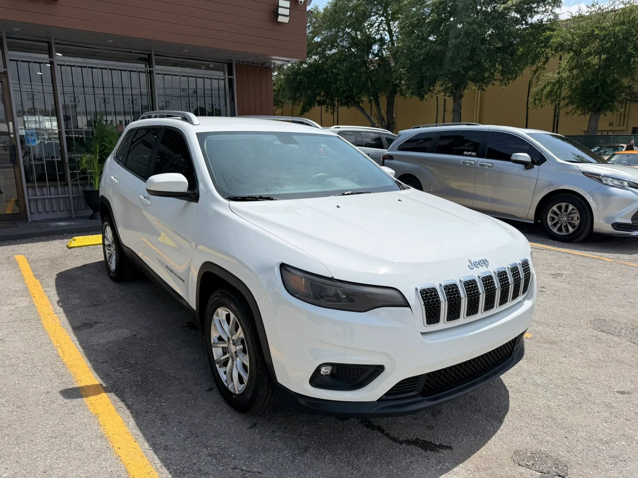 Used 2019 Jeep Cherokee Latitude w/ Popular Appearance Group FWD image 3