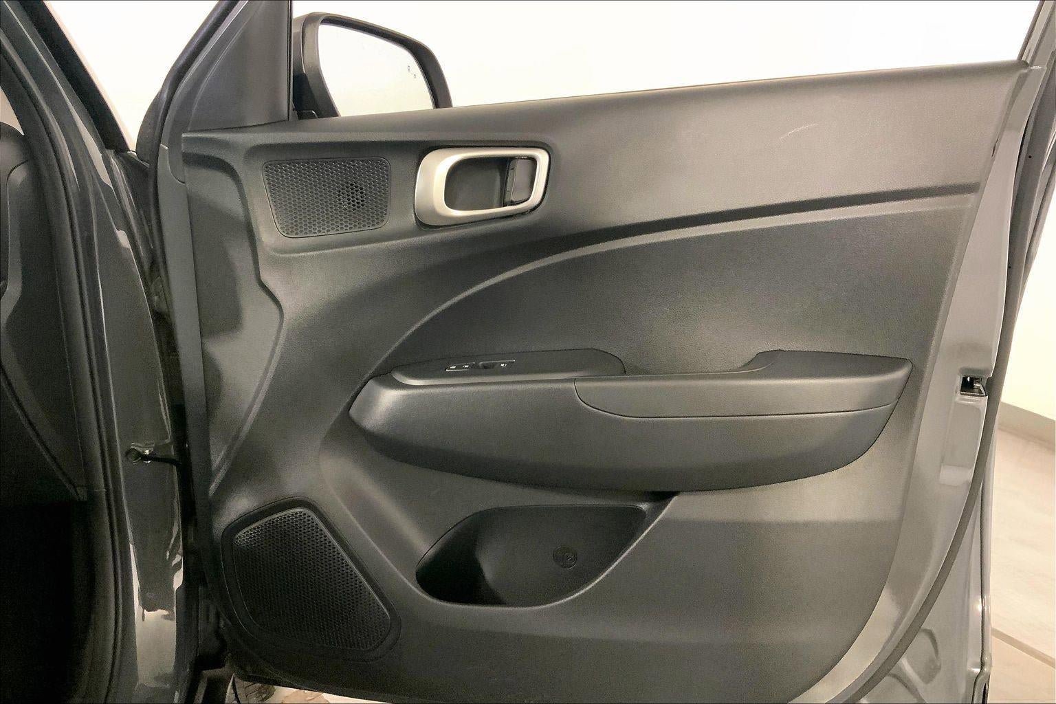 Used 2025 Hyundai Venue SEL FWD image 25