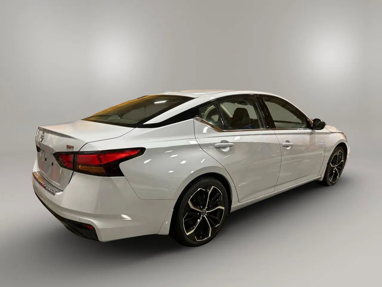 Used 2023 Nissan Altima 2.5 SR w/ SR Premium Package image 5