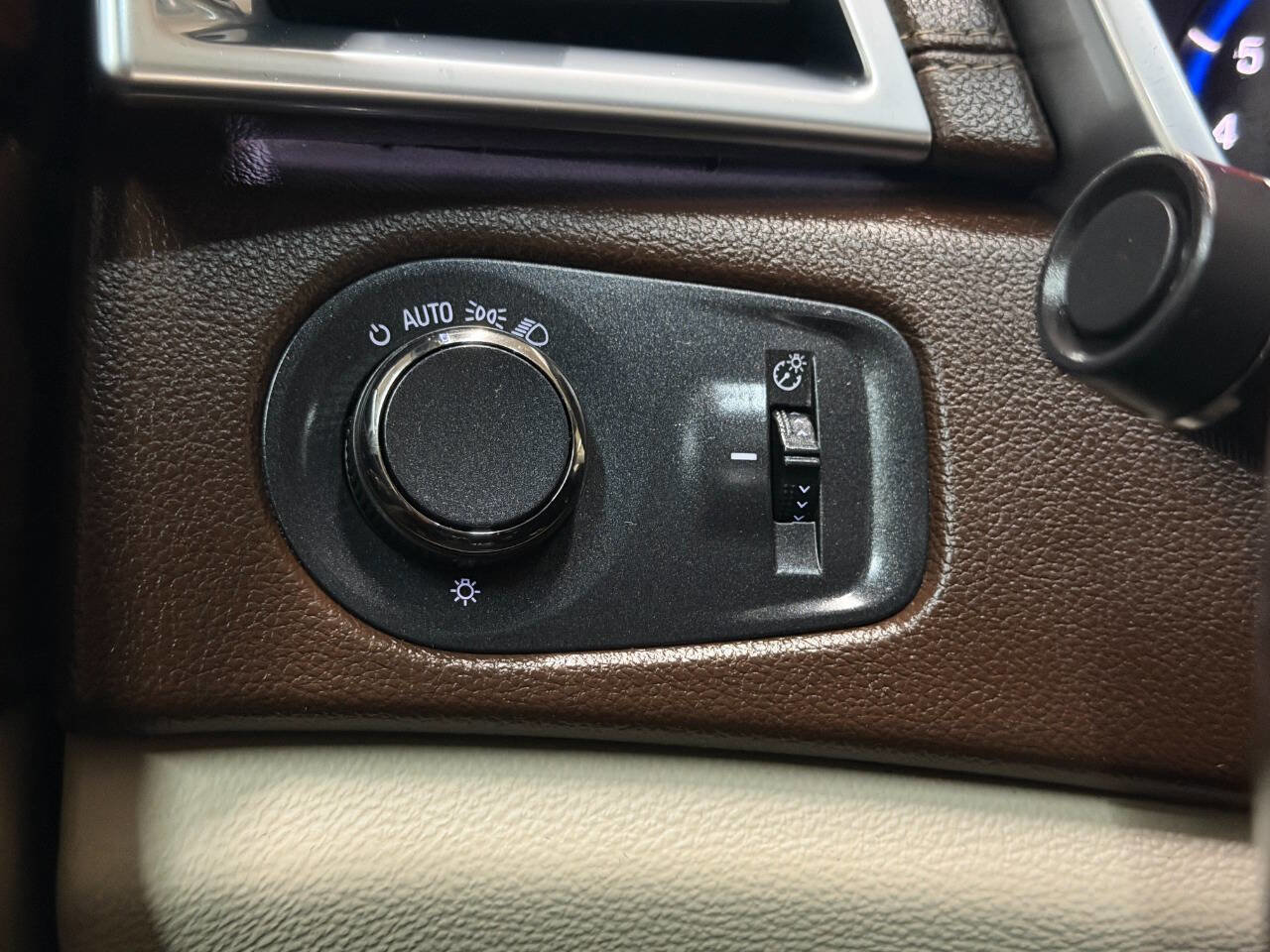 Used 2015 Cadillac SRX Luxury w/ Driver Awareness Package image 40