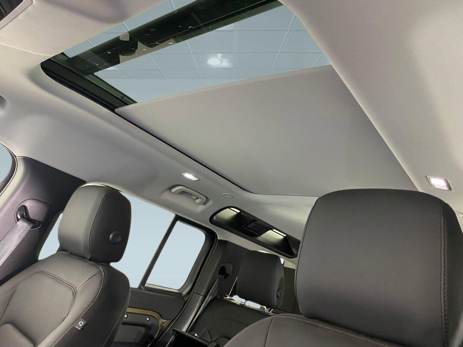 Used 2025 Land Rover Defender 110 S image 13