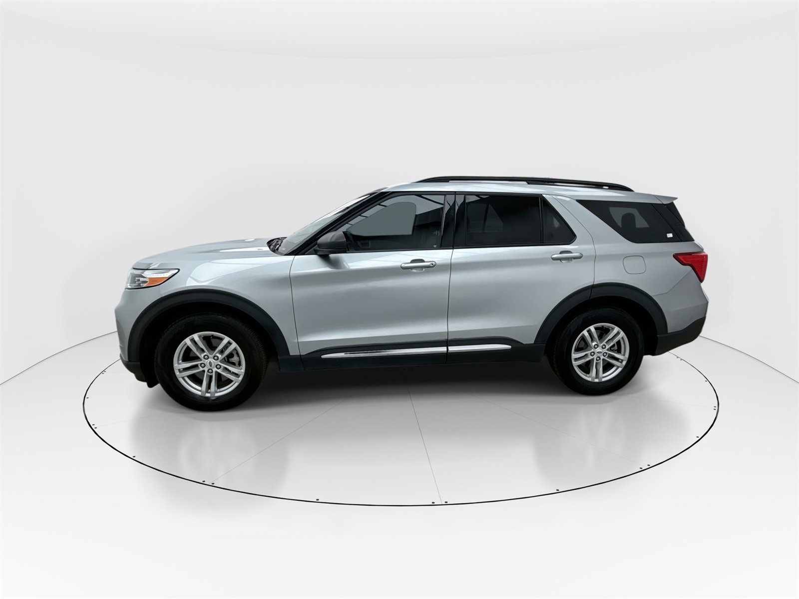 Used 2023 Ford Explorer XLT w/ Class IV Trailer Tow Package image 5