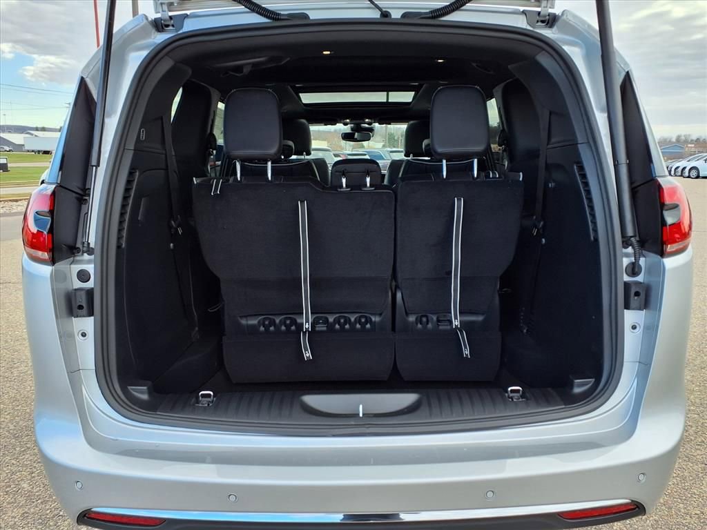 New 2026 Chrysler Pacifica Limited w/ Trailer Tow Group AWD/4WD image 6