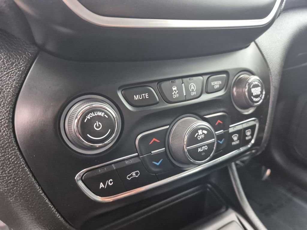 Used 2019 Jeep Cherokee Trailhawk w/ Cold Weather Group image 23