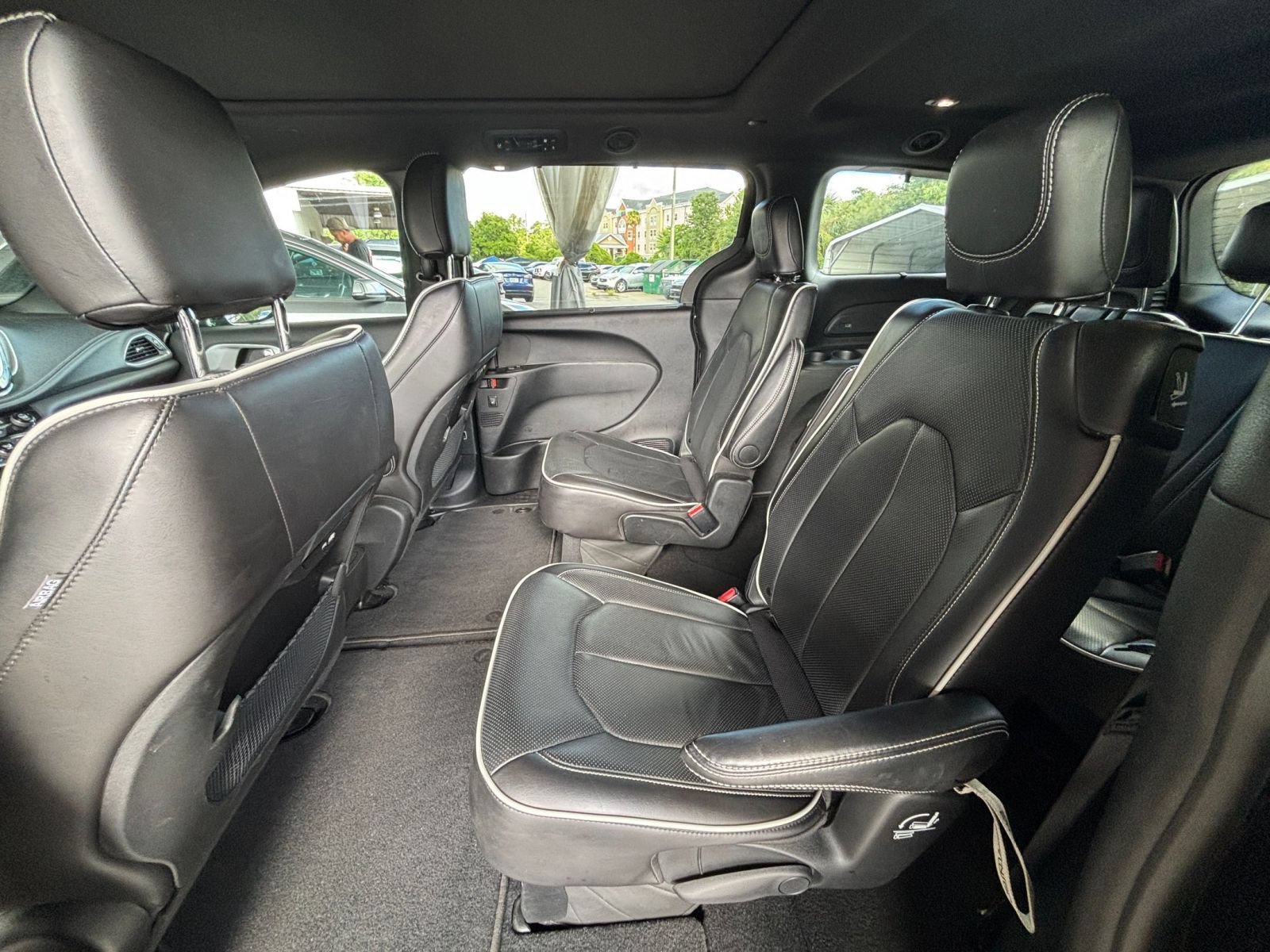 Used 2025 Chrysler Pacifica Limited FWD image 28