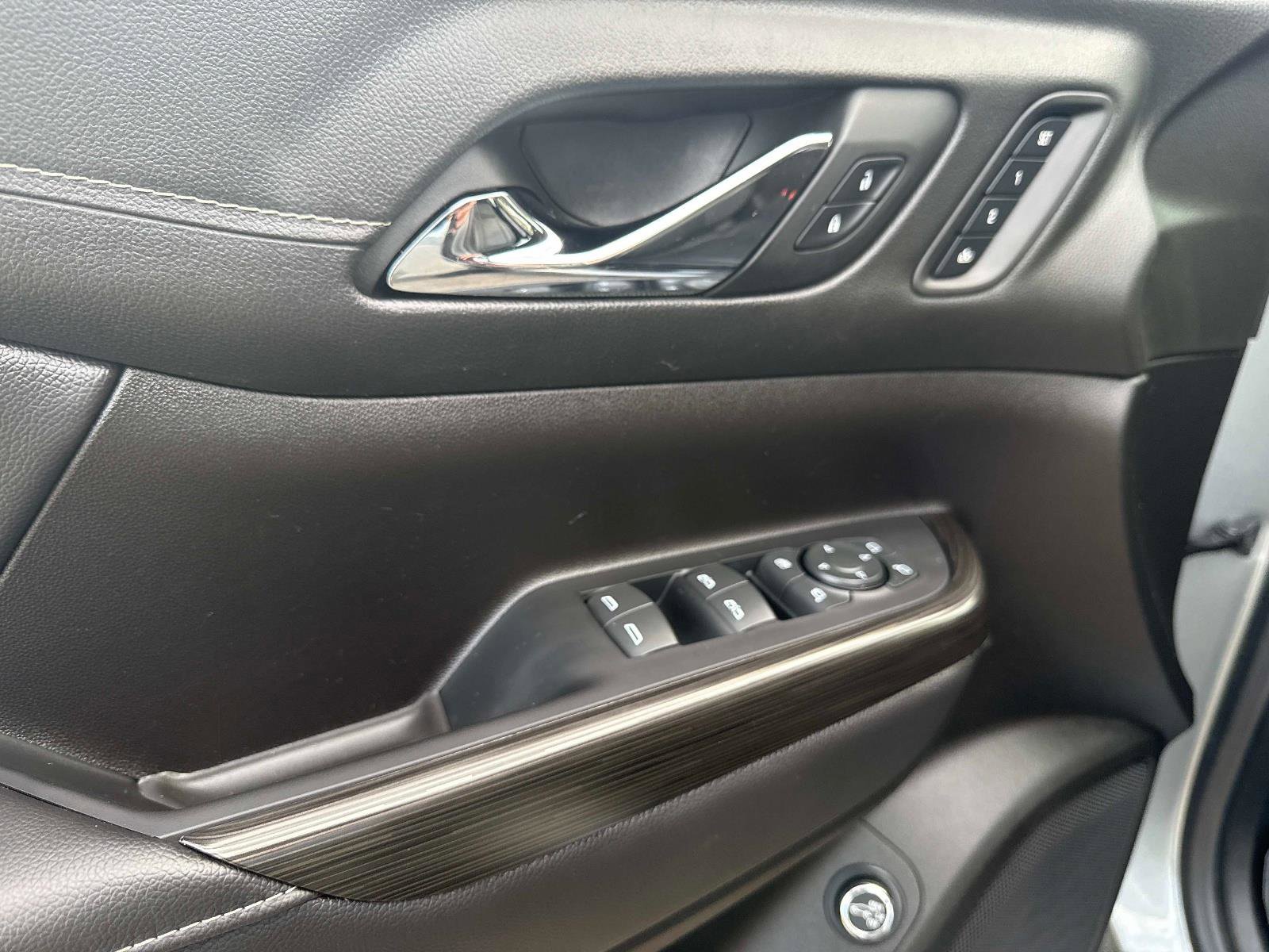 Used 2023 GMC Acadia SLT w/ Elevation Edition image 18