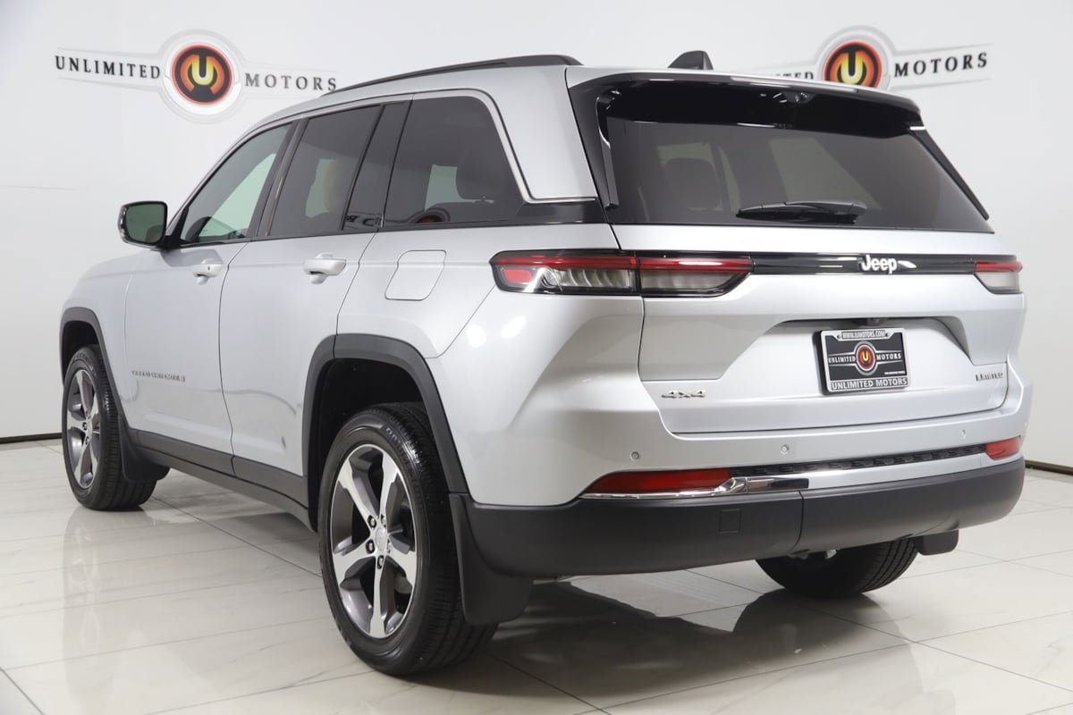 Used 2024 Jeep Grand Cherokee Limited w/ Luxury Tech Group II image 4