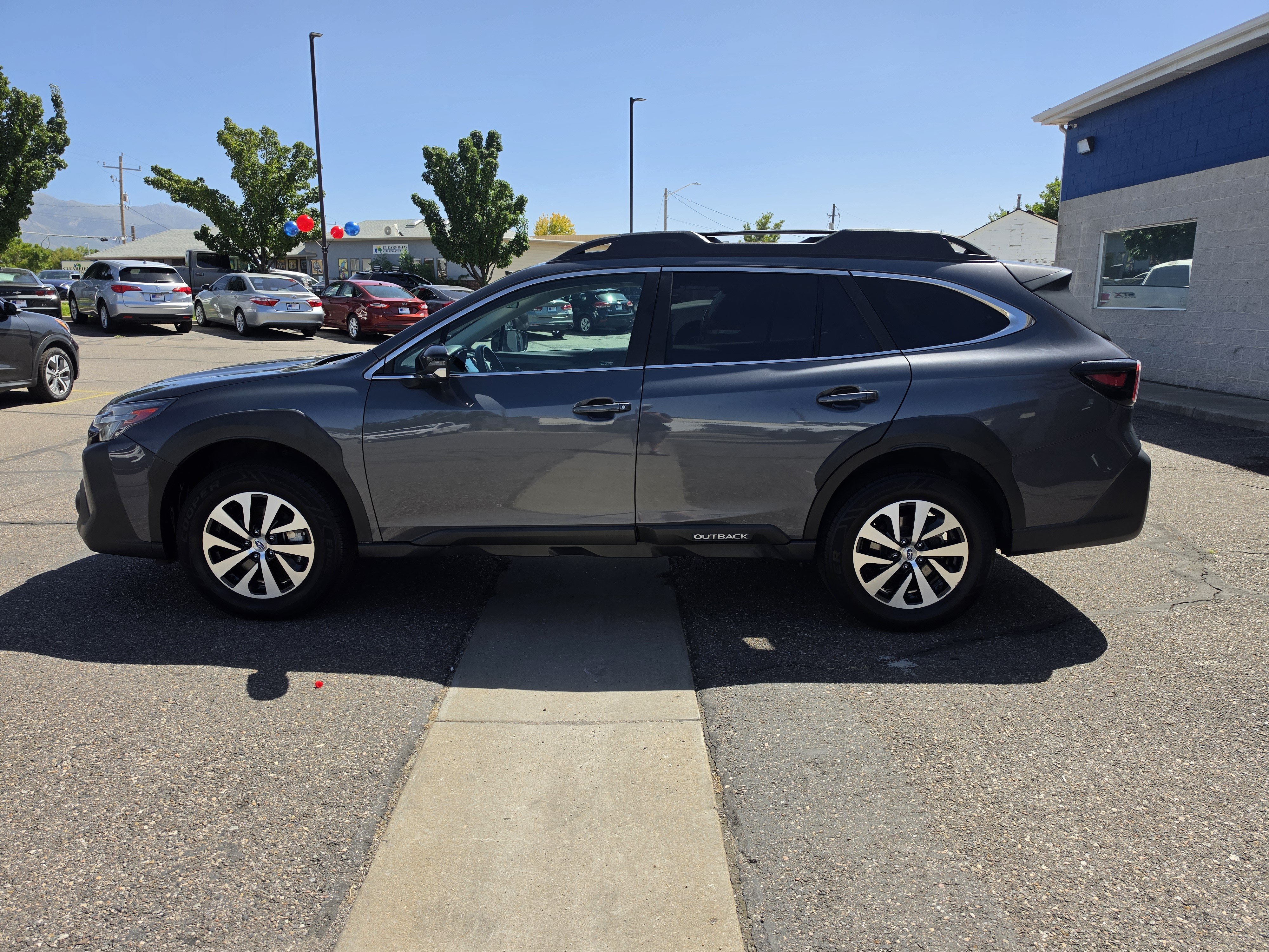 Used 2023 Subaru Outback Premium AWD/4WD image 3