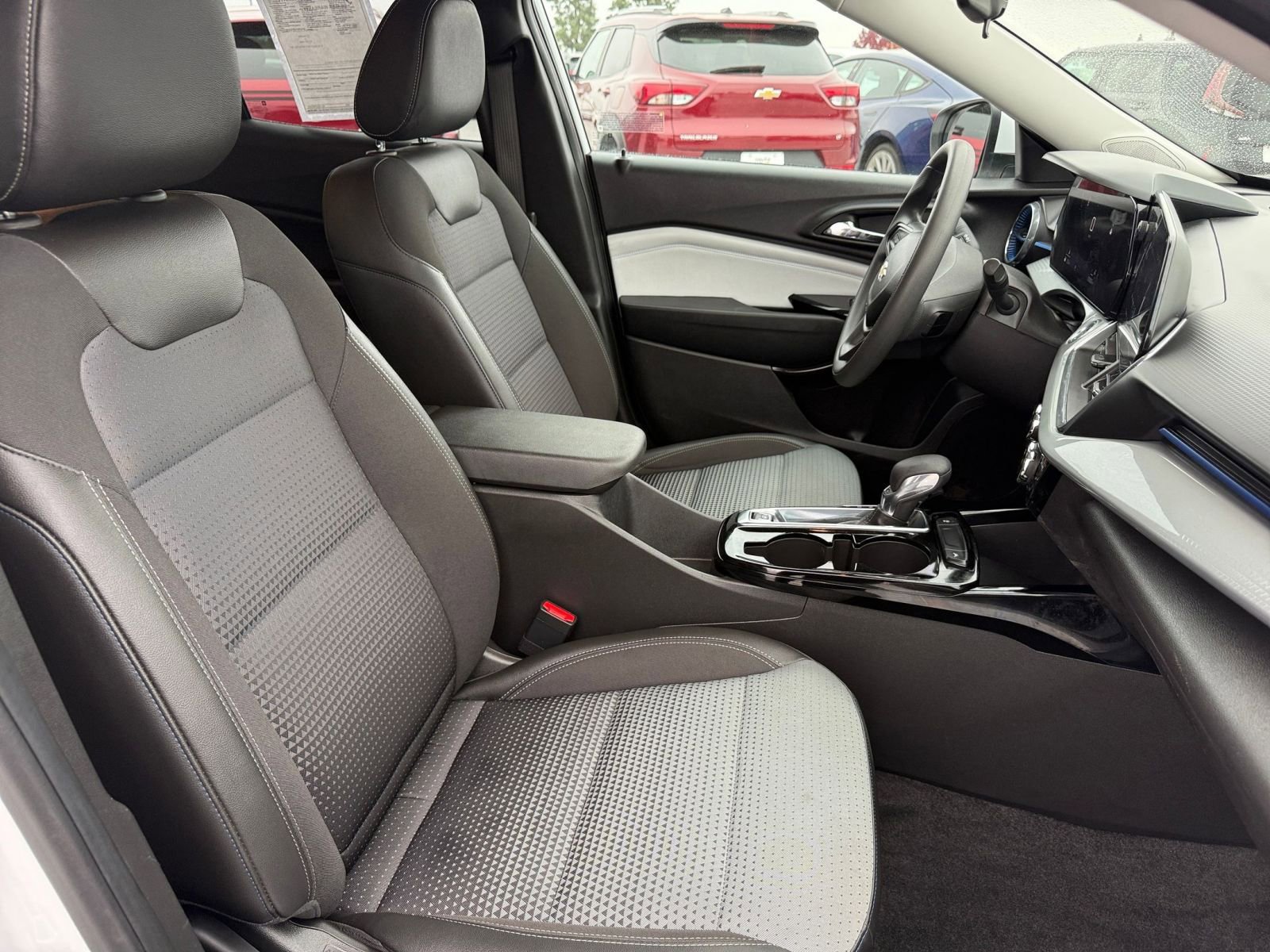 Used 2025 Chevrolet Trax LT image 34