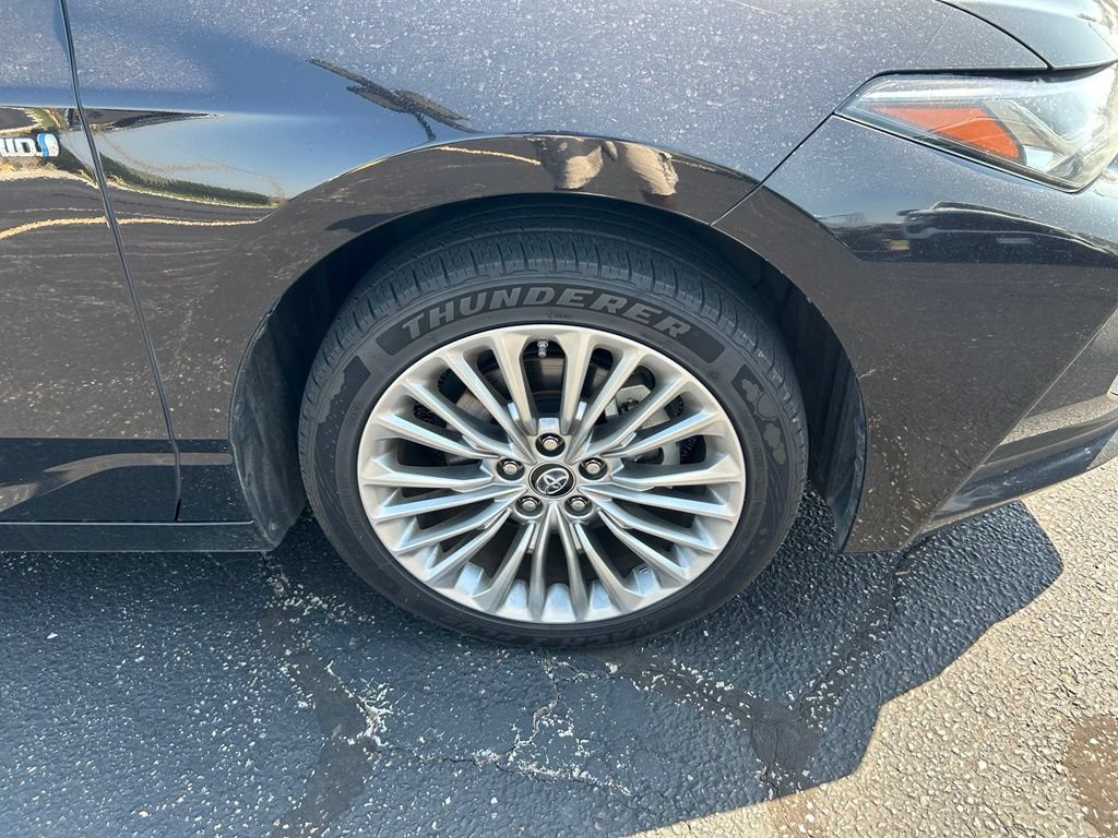 Used 2019 Toyota Avalon Limited FWD image 2