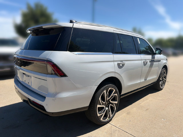 New 2026 Lincoln Navigator Reserve AWD/4WD image 6
