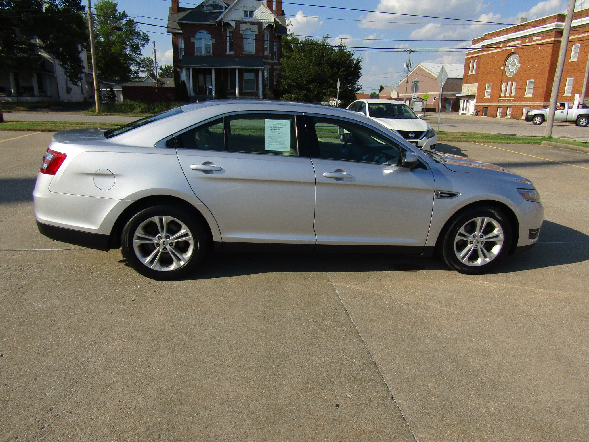 Used 2013 Ford Taurus SEL FWD image 2