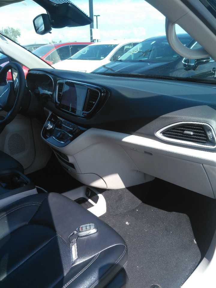 Used 2024 Chrysler Pacifica Touring-L FWD image 5