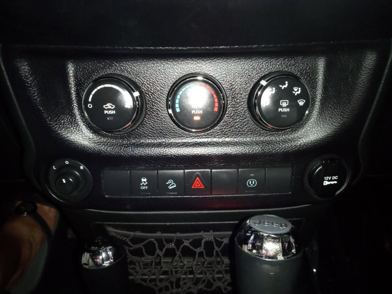 Used 2017 Jeep Wrangler Unlimited Sahara w/ Connectivity Group AWD/4WD image 8