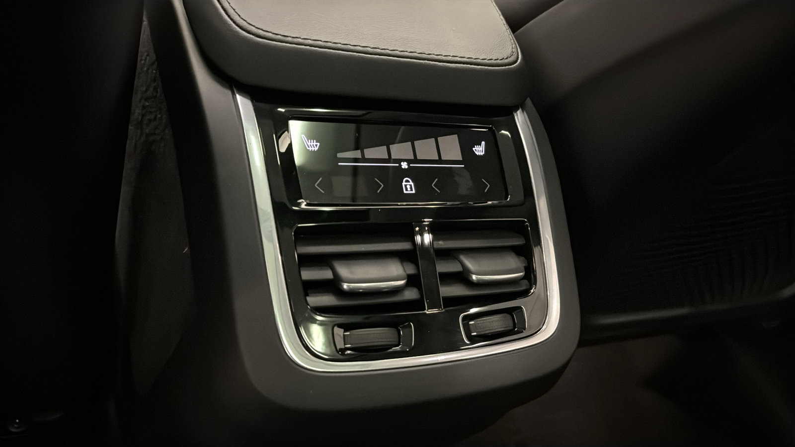 Used 2024 Volvo XC90 B6 Plus AWD/4WD image 28