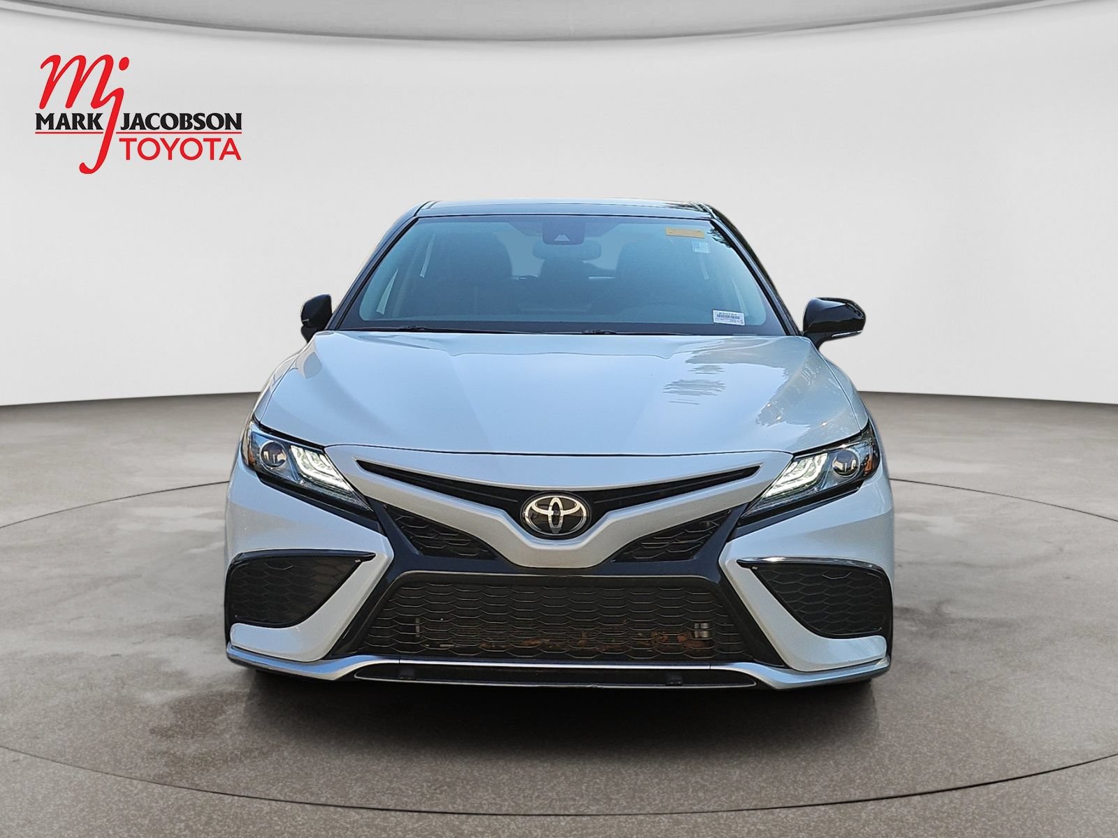 Used 2021 Toyota Camry XSE FWD image 2