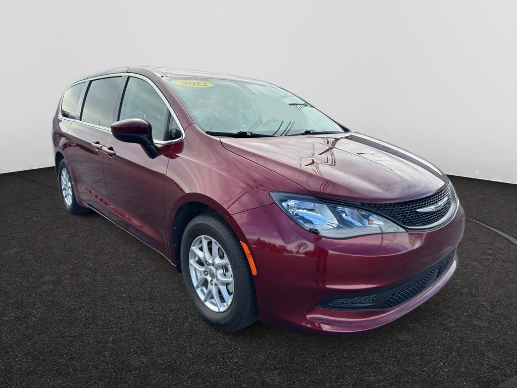 Used 2022 Chrysler Voyager LX image 3