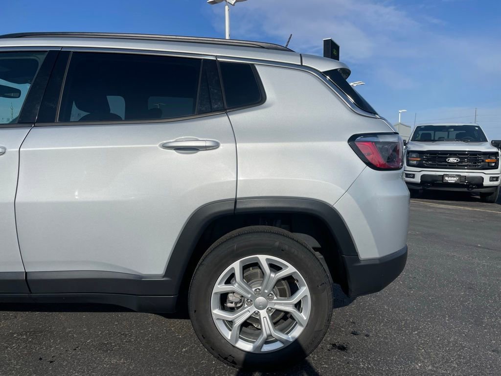 Used 2024 Jeep Compass Latitude AWD/4WD image 26