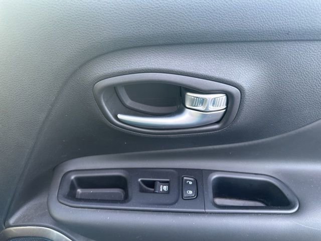 Used 2021 Jeep Renegade Limited w/ Luxury Group II image 13