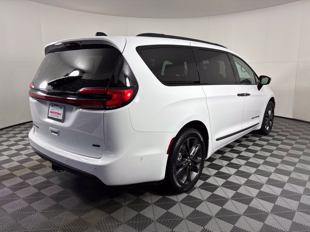 Used 2024 Chrysler Pacifica Touring-L w/ Road Tripper Package AWD/4WD image 18