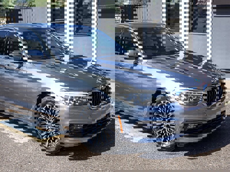 Used 2018 BMW 530i w/ Premium Package image 3
