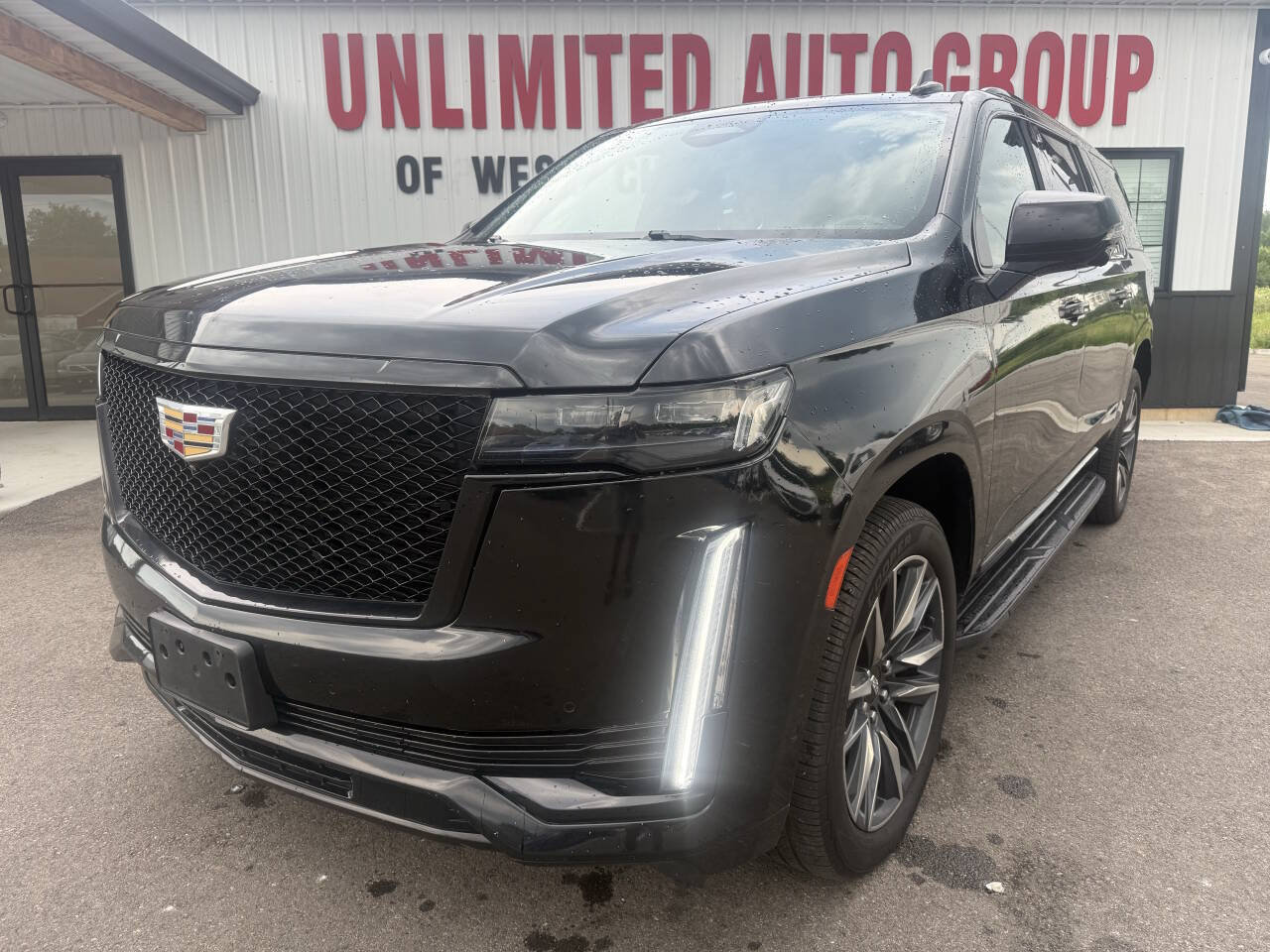 Used 2023 Cadillac Escalade ESV Sport AWD/4WD image 2