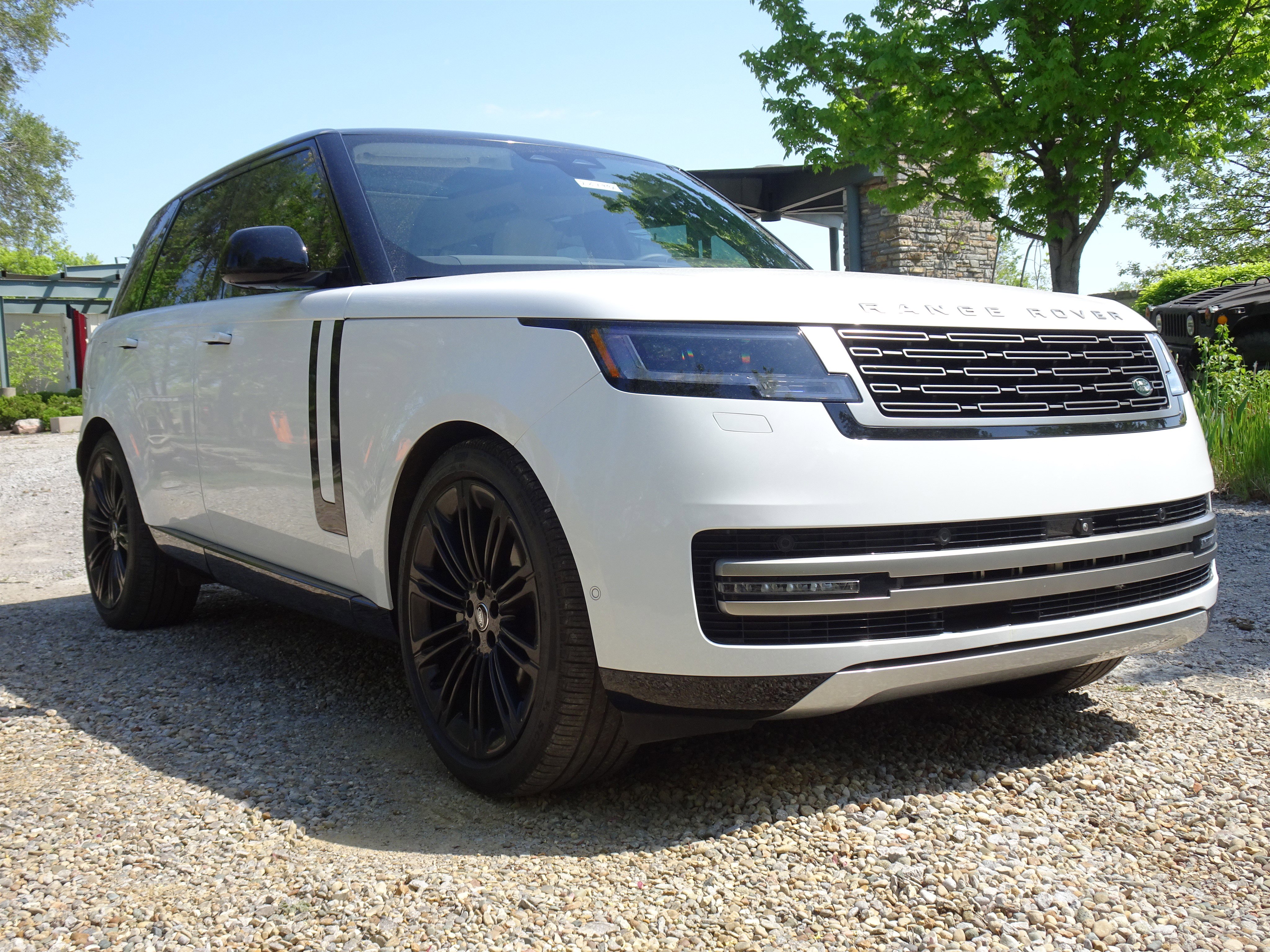 Certified 2025 Land Rover Range Rover SE AWD/4WD image 10
