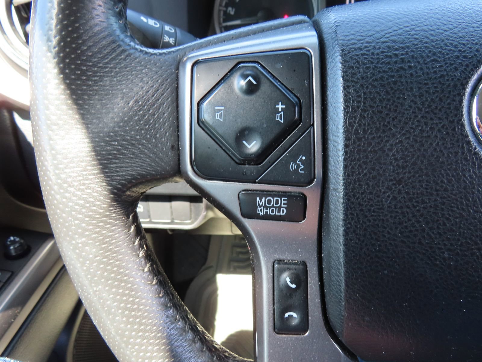 Used 2022 Toyota Tacoma SR5 AWD/4WD image 18
