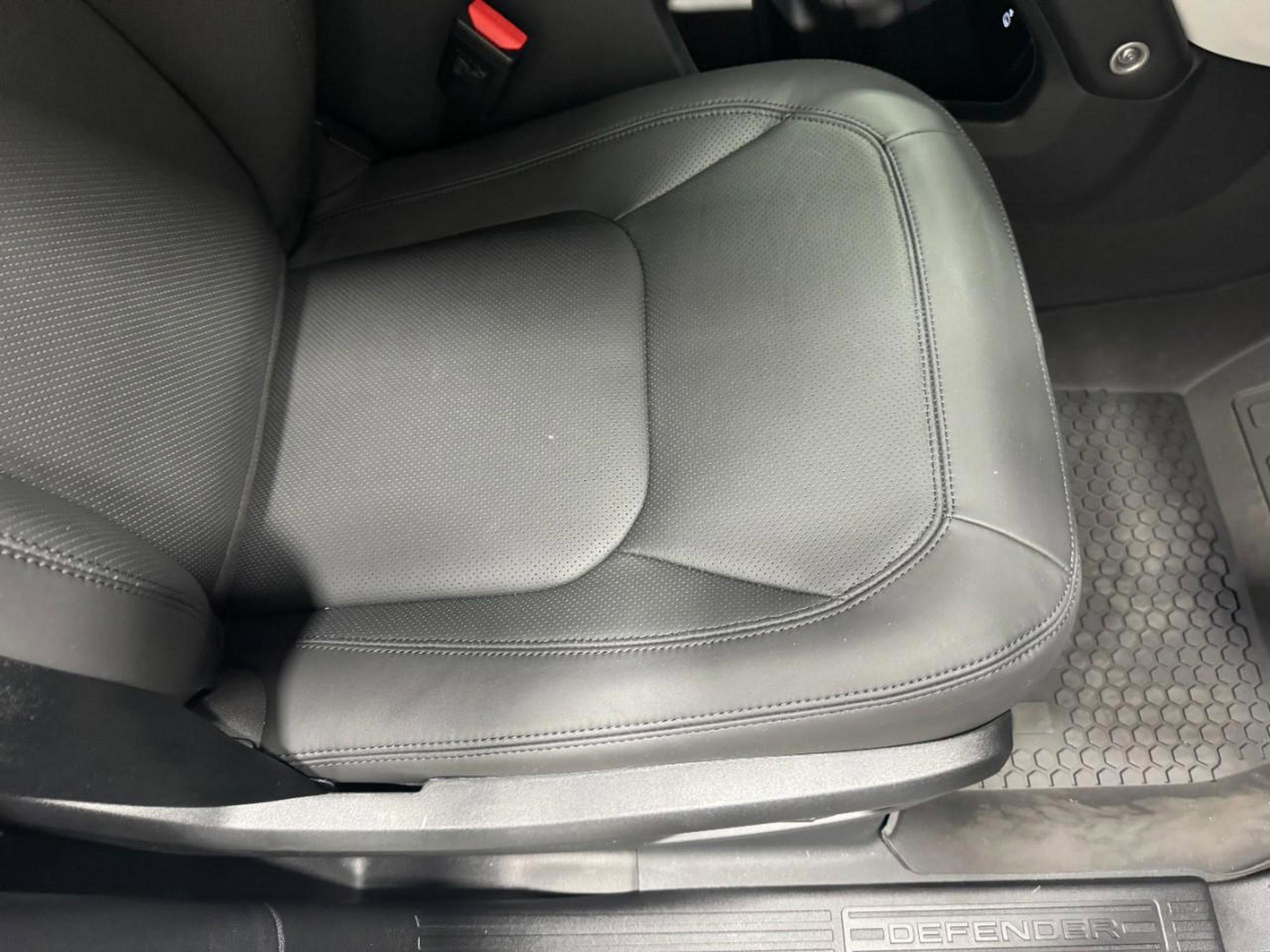 Used 2025 Land Rover Defender 110 S image 19