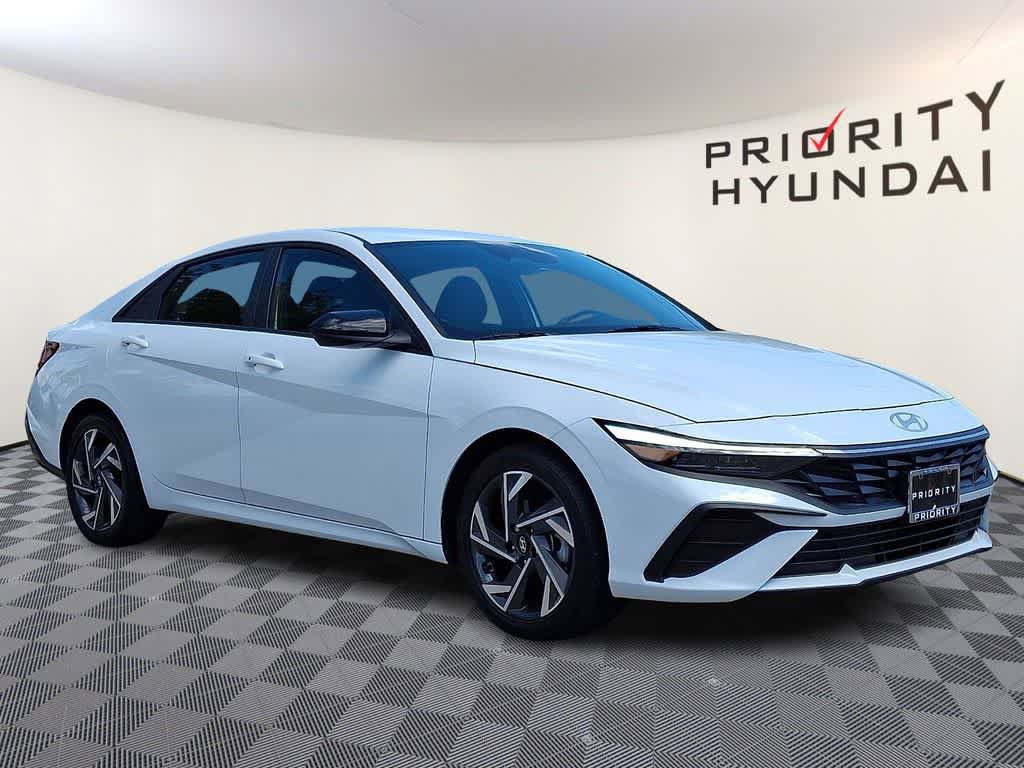 Certified 2025 Hyundai Elantra Sport FWD image 3