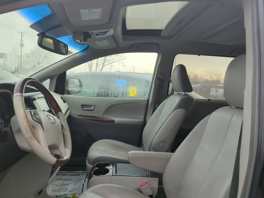 Used 2014 Toyota Sienna Limited image 6