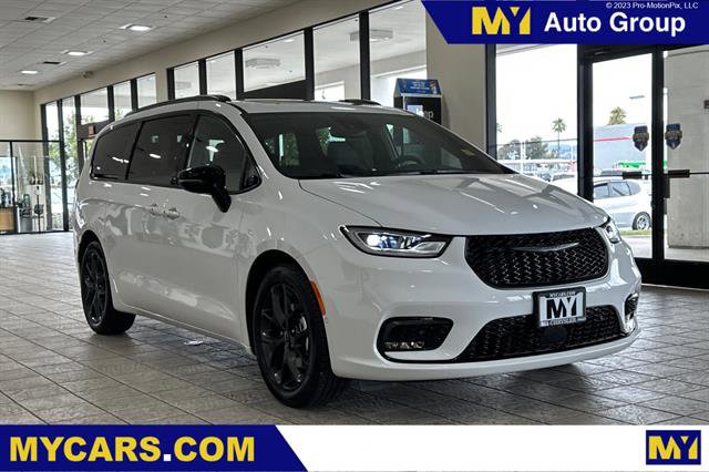 New 2025 Chrysler Pacifica Limited