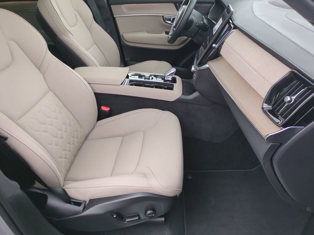 Used 2025 Volvo XC90 B5 Plus image 21
