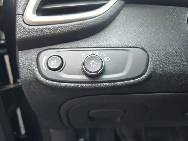 Used 2017 Chevrolet Trax LT w/ Sun & Sound Package image 11