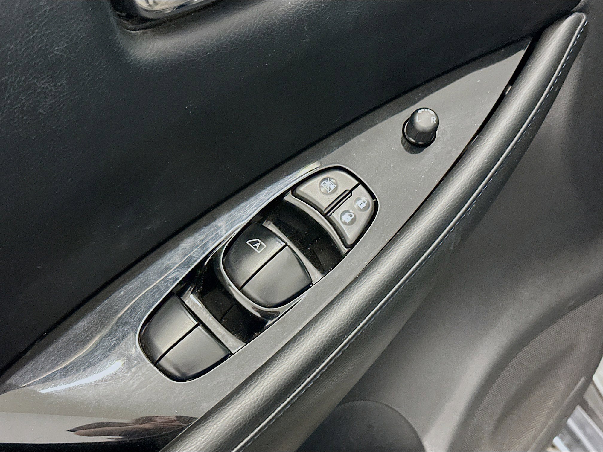 Used 2015 Nissan Leaf SL FWD image 15