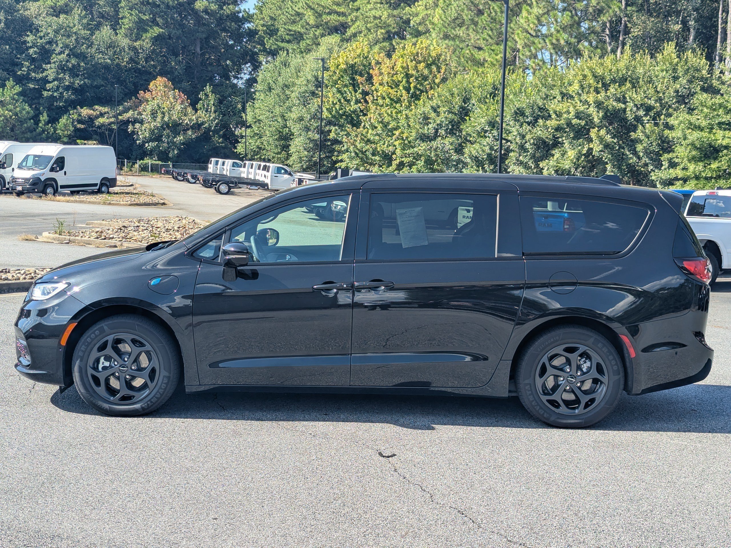Used 2023 Chrysler Pacifica Limited w/ S Appearance Package FWD image 4