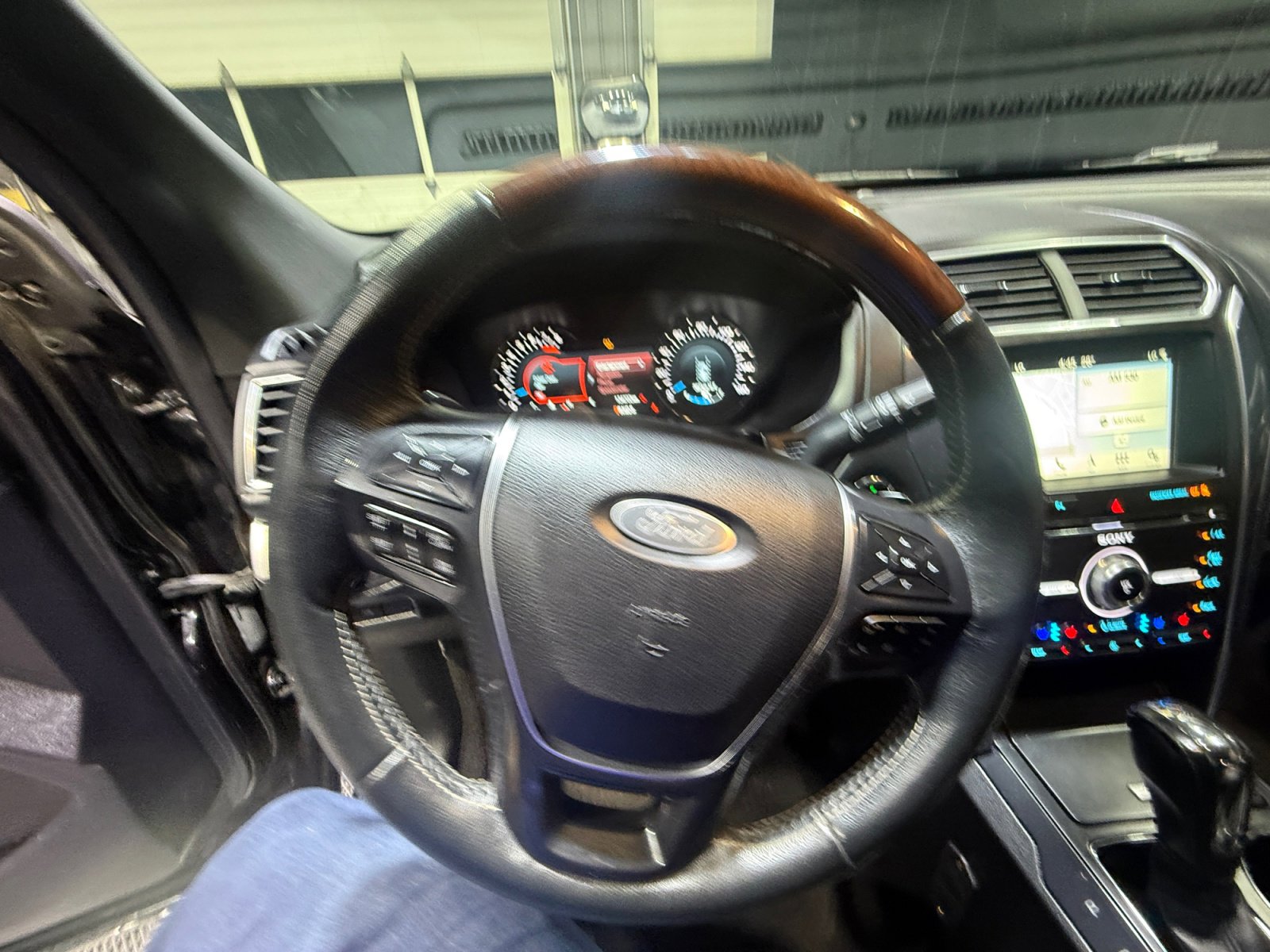Used 2018 Ford Explorer Platinum AWD/4WD image 9