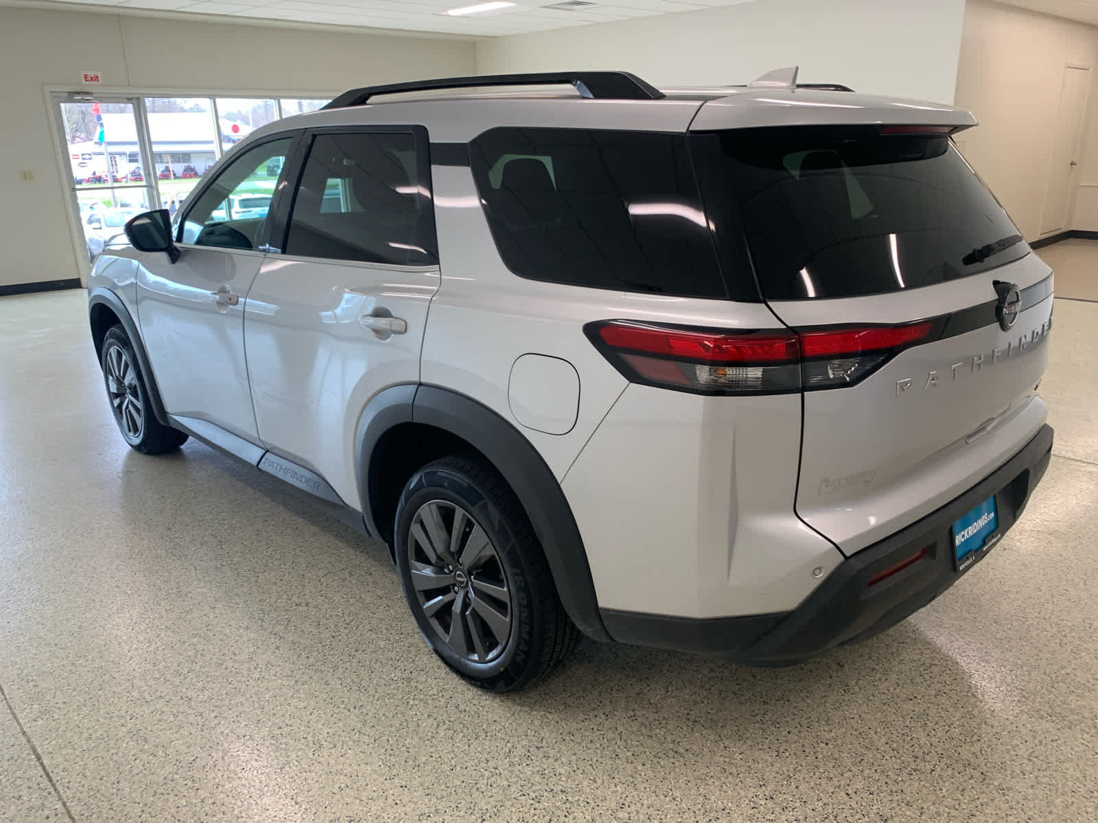 Used 2024 Nissan Pathfinder SV FWD image 9