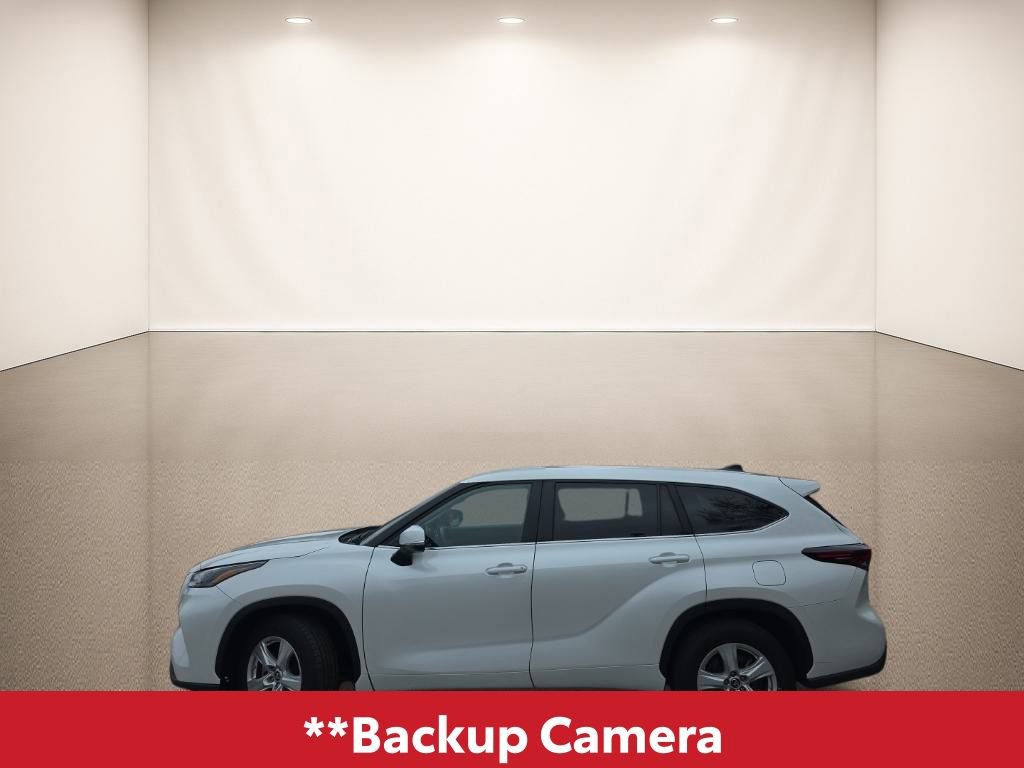 Used 2024 Toyota Highlander LE image 3